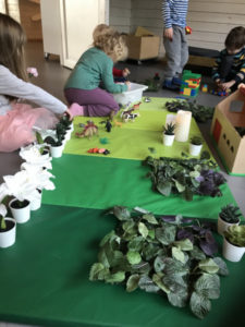 Plastikkplanter som interessante materialer i barns lek